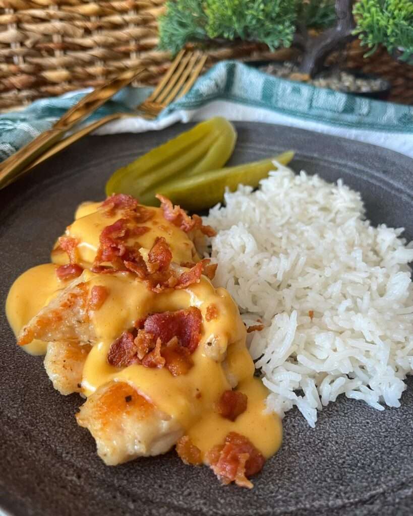 Cheddar sajtos csirkemell ropogós baconnel 🧀🥓
