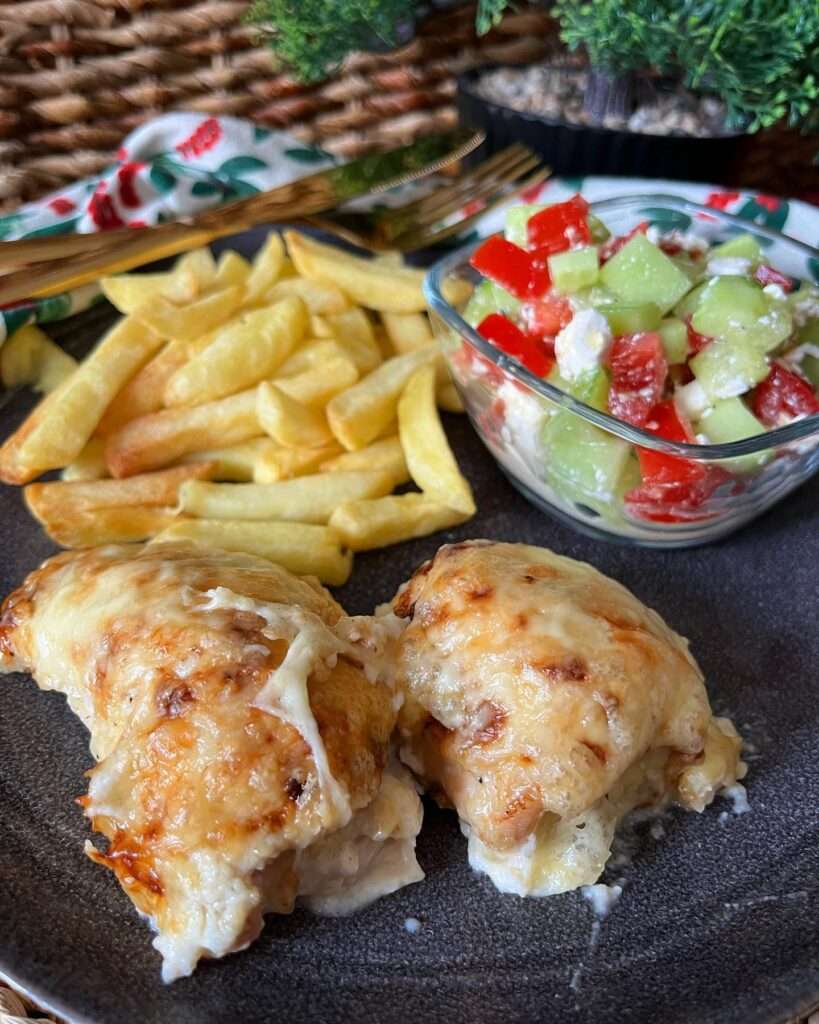 “Híres” krémsajtos-paradicsomos csirkemell görög salival és airfryeres sültkrumplival 🍟❤️