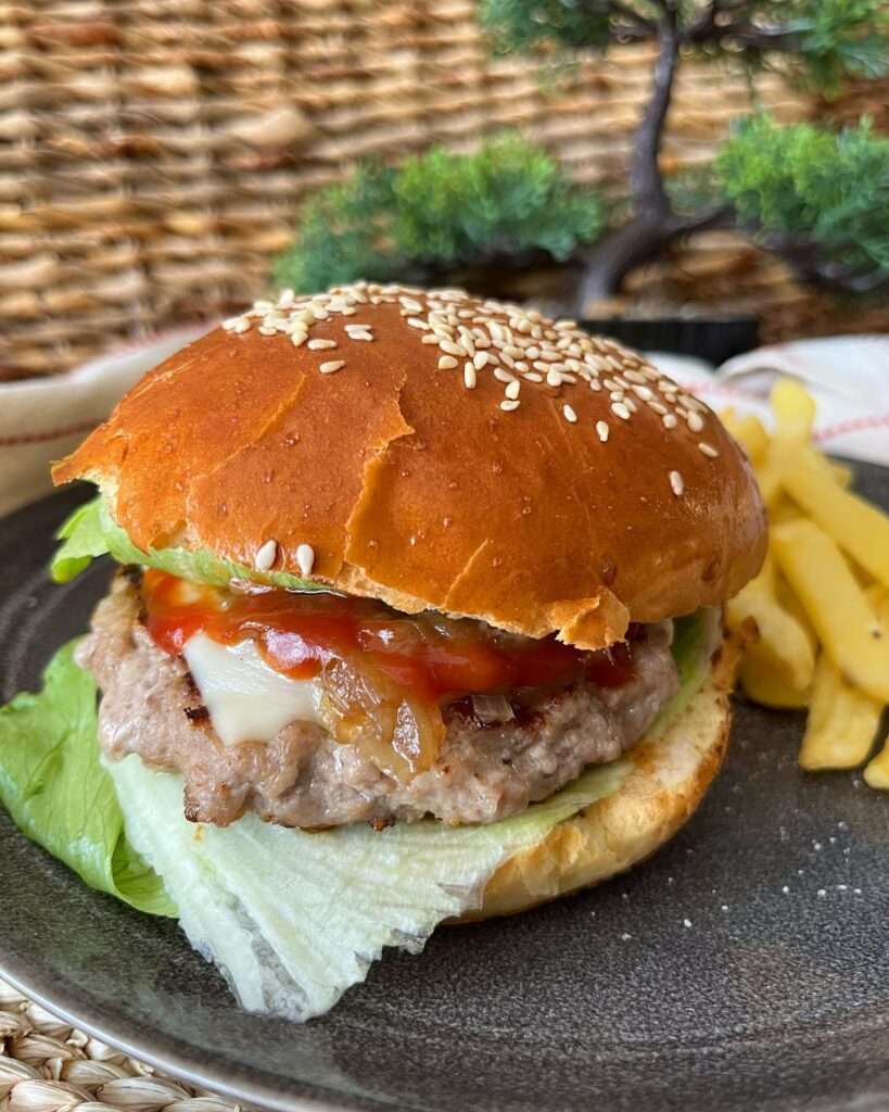 Extra sajtos házi hamburger házi hagymalekvárral ❤️😍🍔🍟