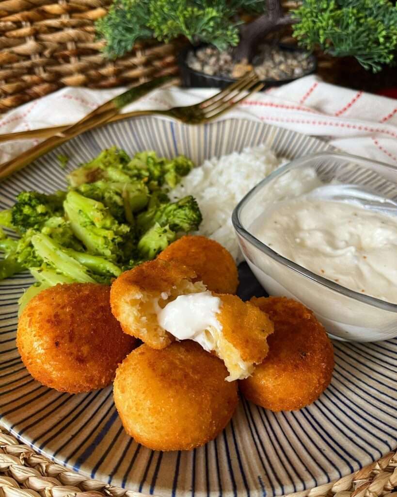 Expressz sajtgolyók jázminrizzsel és fűszeres párolt brokkolival, fokhagymás tartármártással🧀🥦