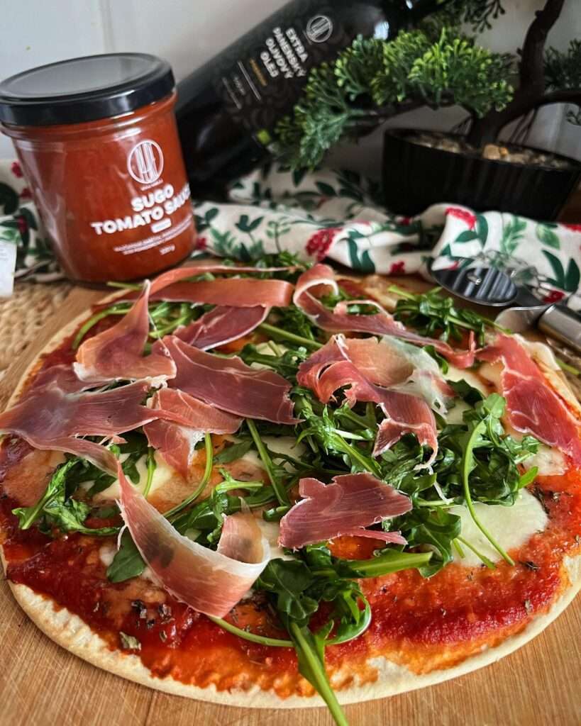 Ez a jó idő inkább kintre mintsem a konyhába csábít minket, így egy expressz prosciuttos-rukkolás pizzát készítettem kb 15 perc alatt 😄