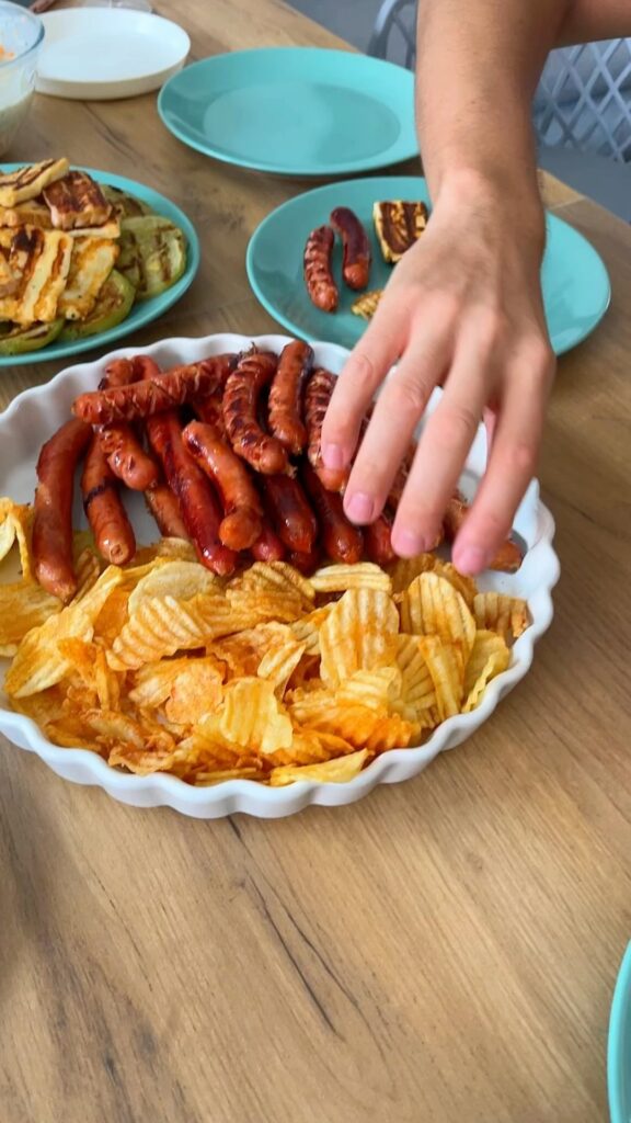 Grill ebéd a @papai_hus grillkolbászaival, házi hullám chipssel, pácolt lilahagymával és egy isteni salátával ❤️