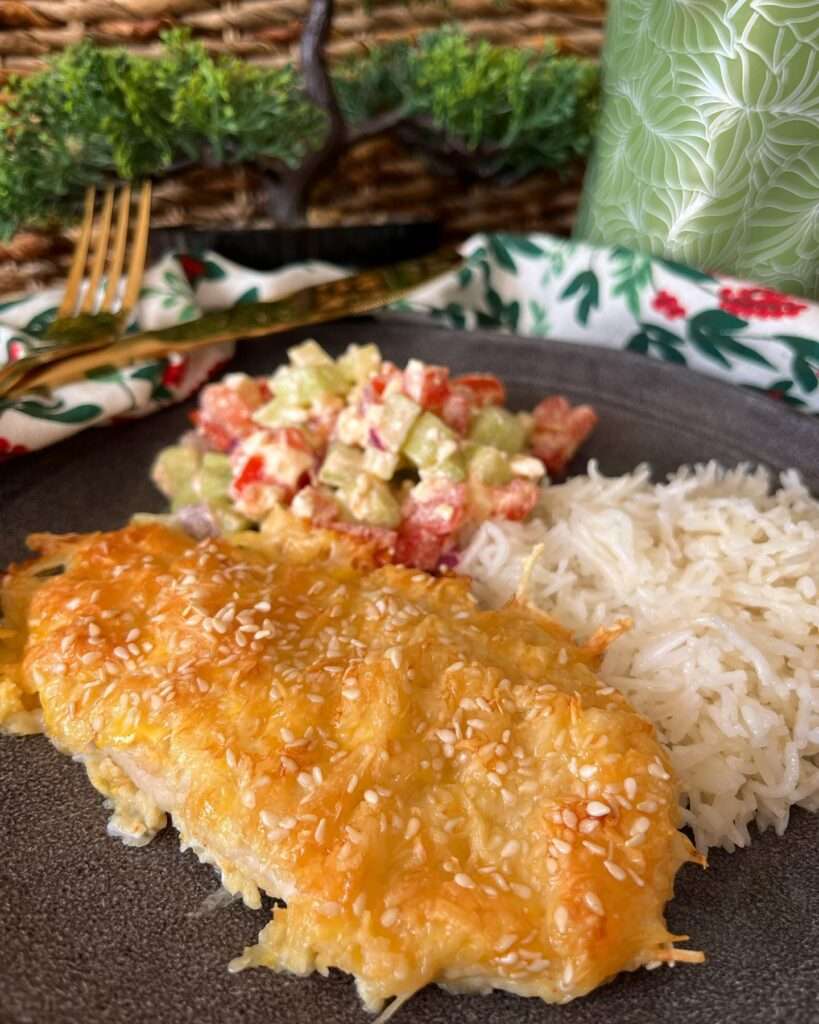 Szezámos-sajt bundás csirkemell, görög salátával és basmati rizzsel 🤩
