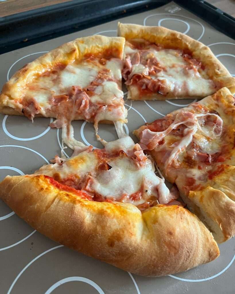 Sajttal töltött szélű pizza 😍❤️