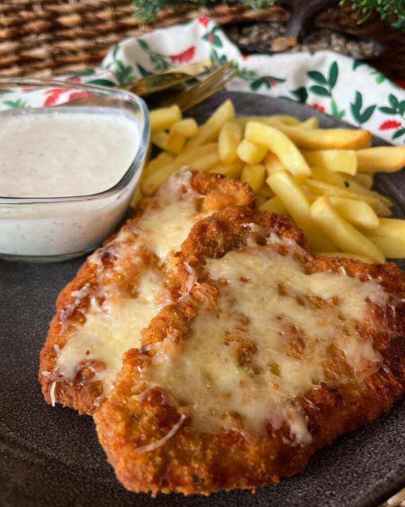 Ha vasárnap akkor rántott hús és sültkrumpli 😄 fittebb airfryer verzióban füstölt sajttal extrázva, krémes tzatziki-salátával 🥒