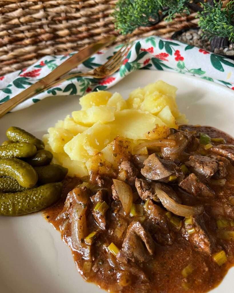 Szaftos resztelt máj, főtt krumplival és csemege uborkával 🥰