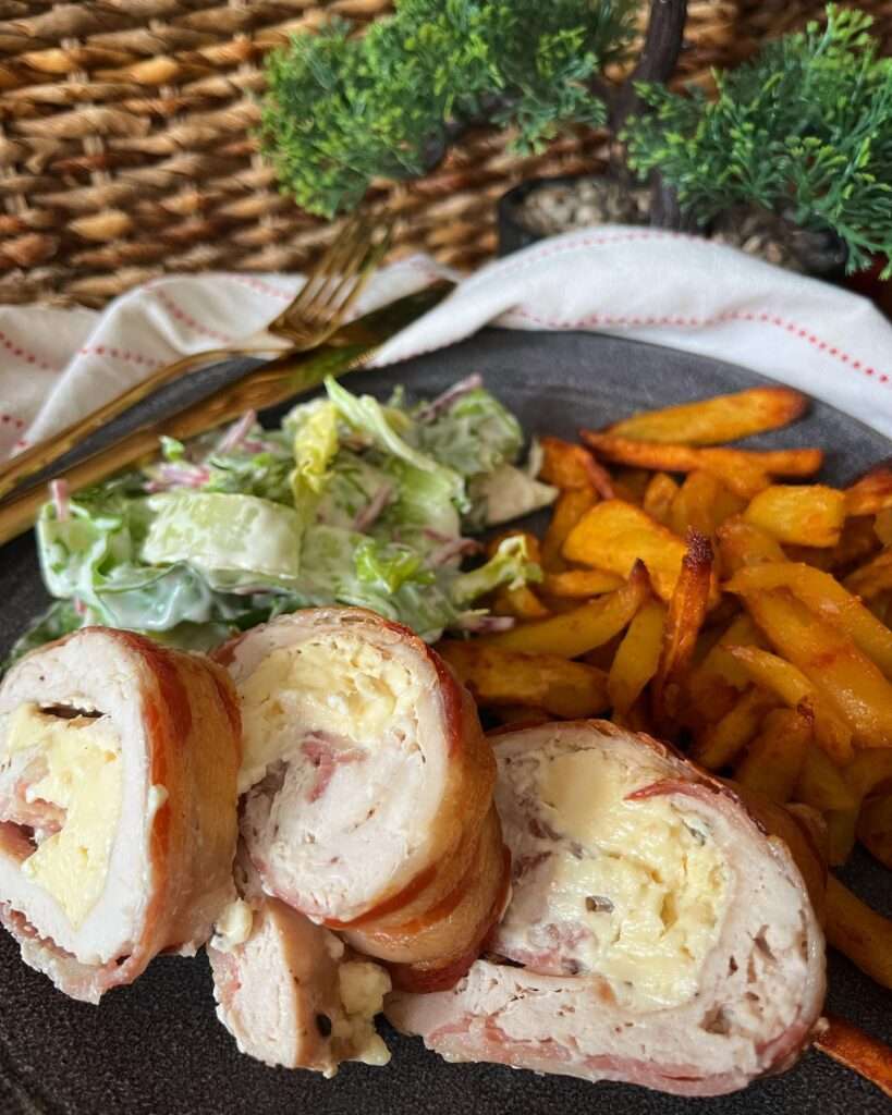 Baconos krémsajtos csirke tekercs, ropogós airfryeres krumplival és salátával 🥰