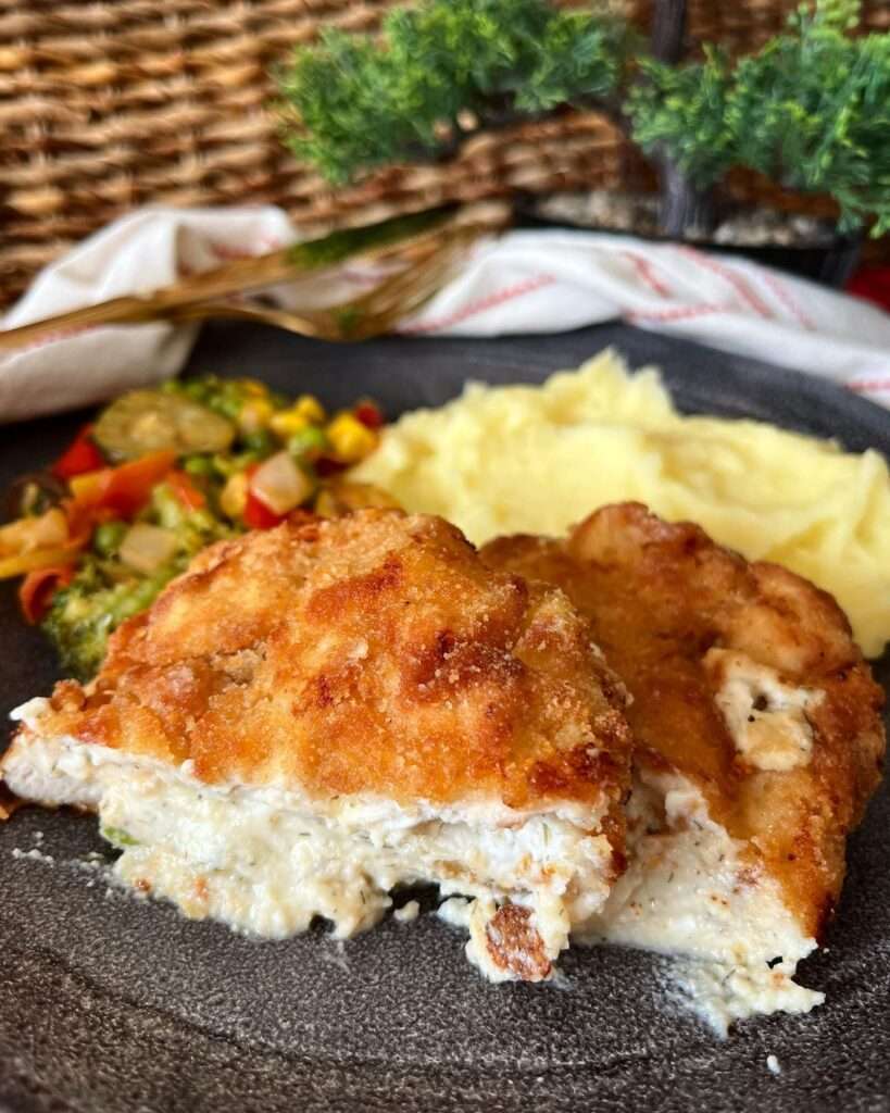 Kapros-juhtúróval töltött rántott csirkemell, krumplipürével és párolt zöldséggel 🤤😍