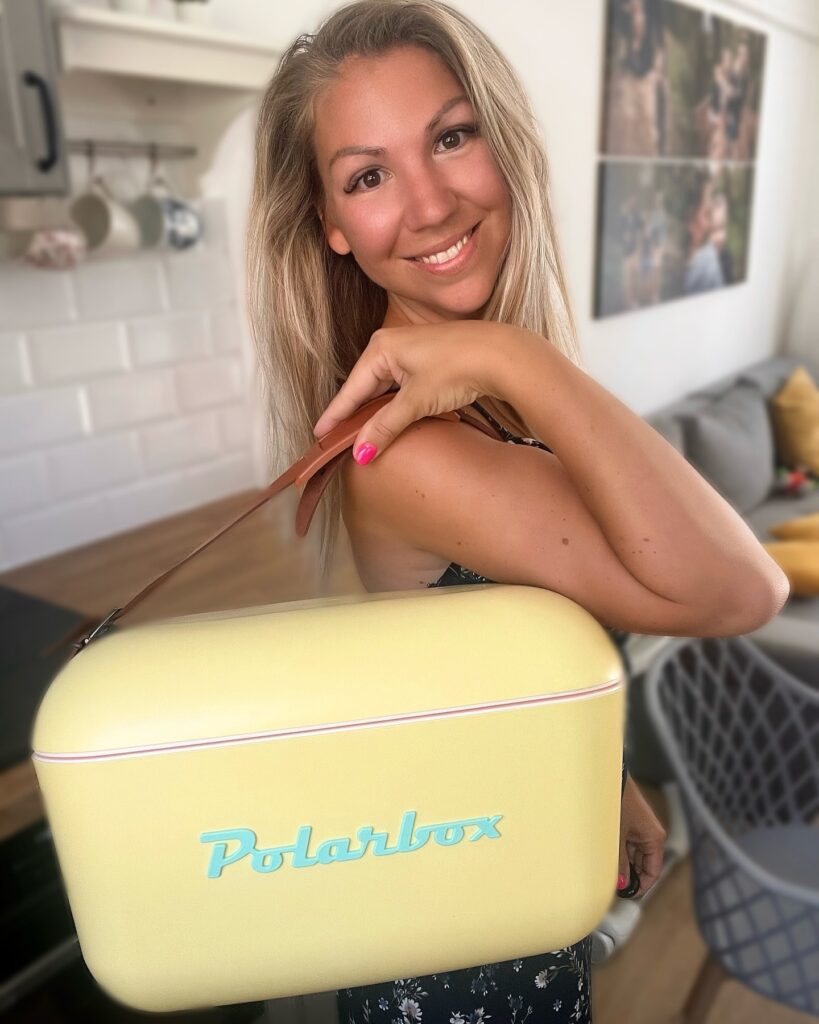Imádom a Retro dolgokat bevallom, amint megláttam egyből beleszerettem a Polarbox hűtőládájába, ami kiegészítőnek sem utolsó 😄 Többféle méretben, színben és vállpánttal kapható, ezzel tuti hogy még jobb hangulatban telik a nyaralás, strand vagy nyári piknik ❤️ Ezzel modern módon tudjuk megidézni a régi idők strandolásait 🥰