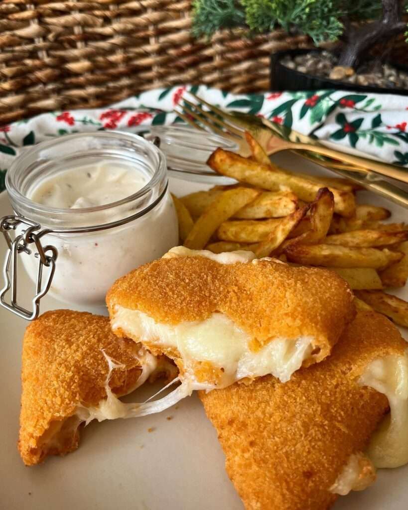 Egyik kedvenc finomságom a rántott sajt, fűszeres hasábburgonyával, házi tartár mártással 😍 Ez most teljes mértékben airfryerben készült 😜 De hogy is lesz tökéletes?