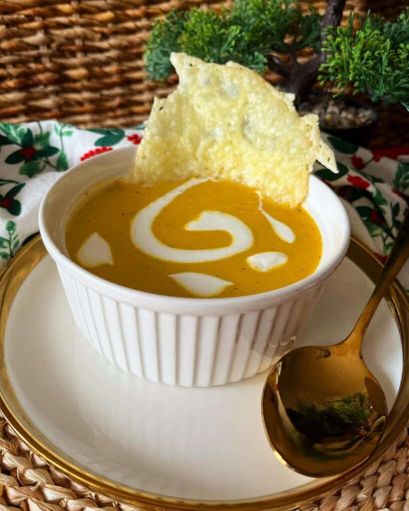 Pikáns répa krémleves sajtropogóssal 🥕🧀