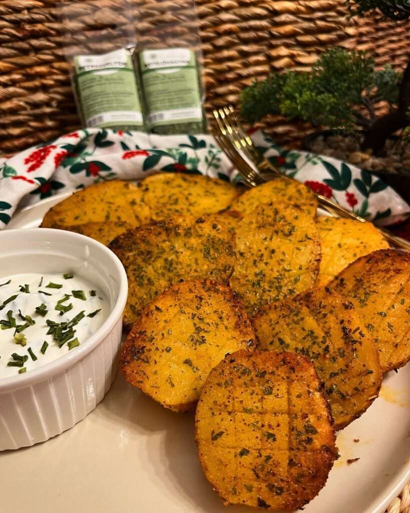 Parmezános petrezselymes ropogós burgonya, metélőhagymás tejföllel ❤️