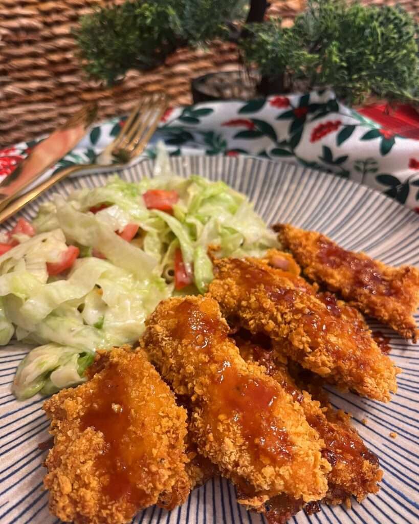 Chilis-szójás Cornflakes csirkemell jégsalátával 😍
