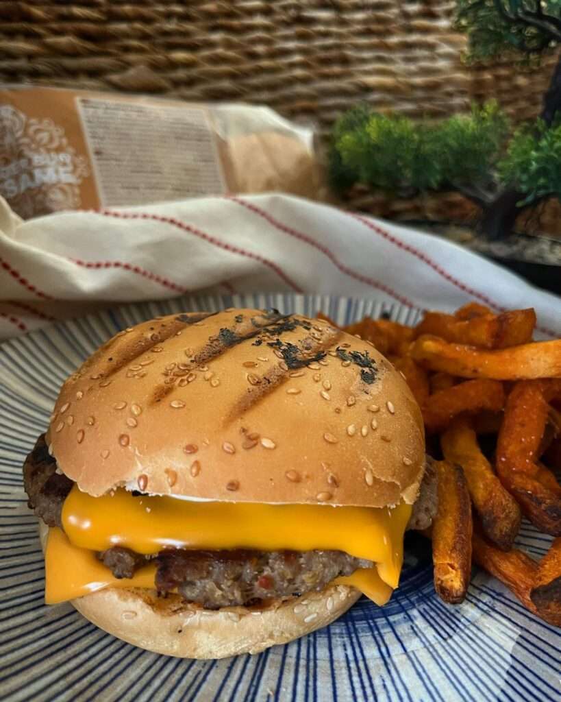 Ki szereti a házi hamburgert? Nekünk nagy kedvencünk ❤️ Most dupla cheddar sajttal és sült hagymával készült, persze egy jó kis airfryeres édesburgonya is járt mellé 🥰