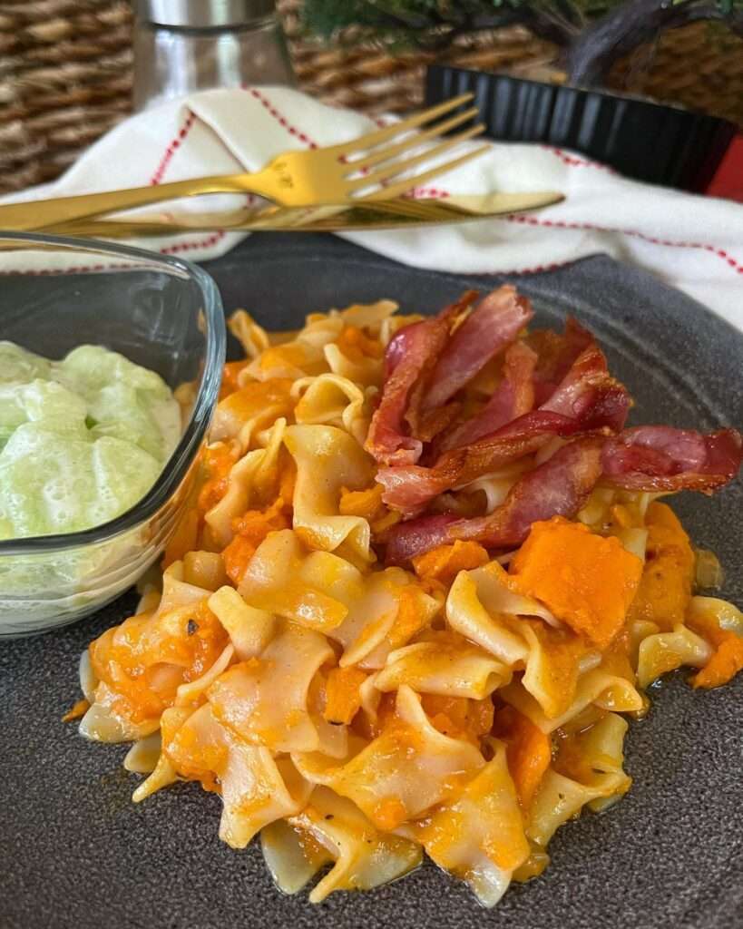 Édesburgonyás tészta, bacon chipssel és uborkasalátával 😍