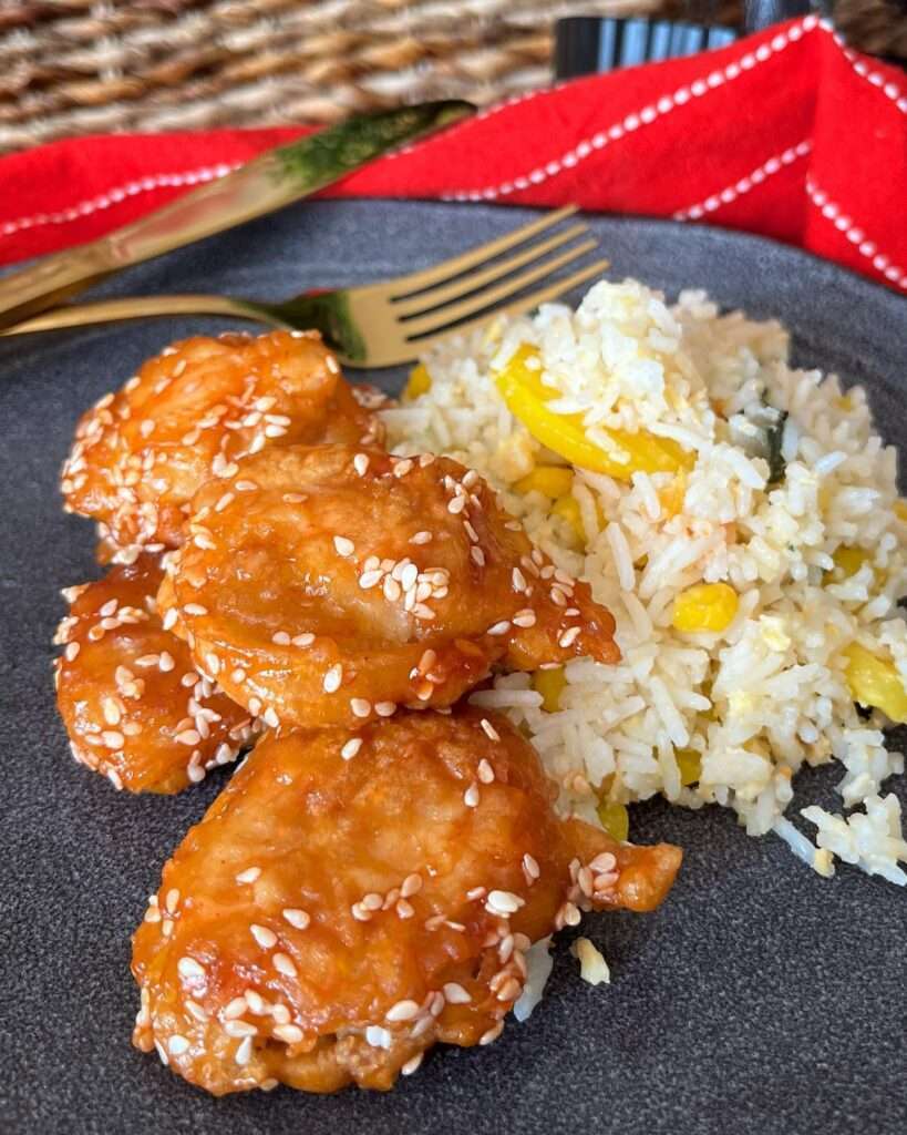 Kínai szezámos csirkemell, tojásos zöldséges rizzsel 🥡