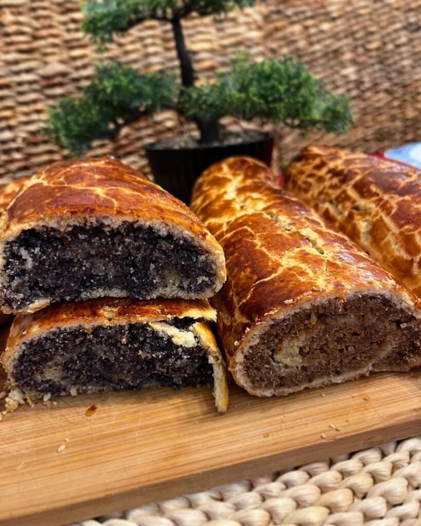 Elkészült a nyomokban tésztát is tartalmazó bejgli klasszikus mákos és diós ízben ❤️ 3. éve @paulinasuga receptje alapján 🙏🏻 Sajnos most a szépség a töltelék rovására ment, de ízben nagyon tuti ❤️