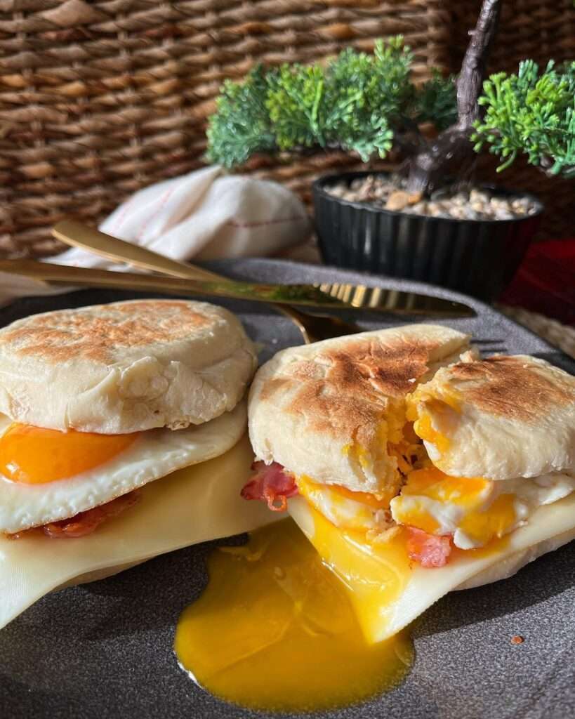 Szerintem karácsonykor nem csak az ebéd vagy a vacsora lehet ünnepi ❤️ Az egyik napon akár tarthatunk egy otthoni brunchot, angol muffinnal, baconnel, sajttal és tojással, és persze egy Mimoza koktéllal 🍸