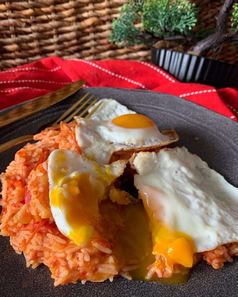 Ti hogyan szeretitek a lecsót, rizzsel vagy tojással? 🤩 Én ma nem tudtam dönteni, így mindkettő került hozzá ❤️ Egyébként én a lecsót nyáron főzöm és fagyasztom az ínséges időkre, mikor épp megkívánom 😍