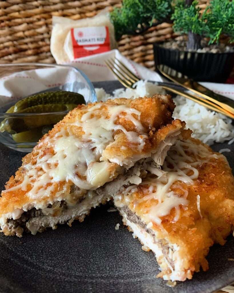 Gombával töltött csirkemell rántva, basmati rizzsel és csemege uborkával 😋