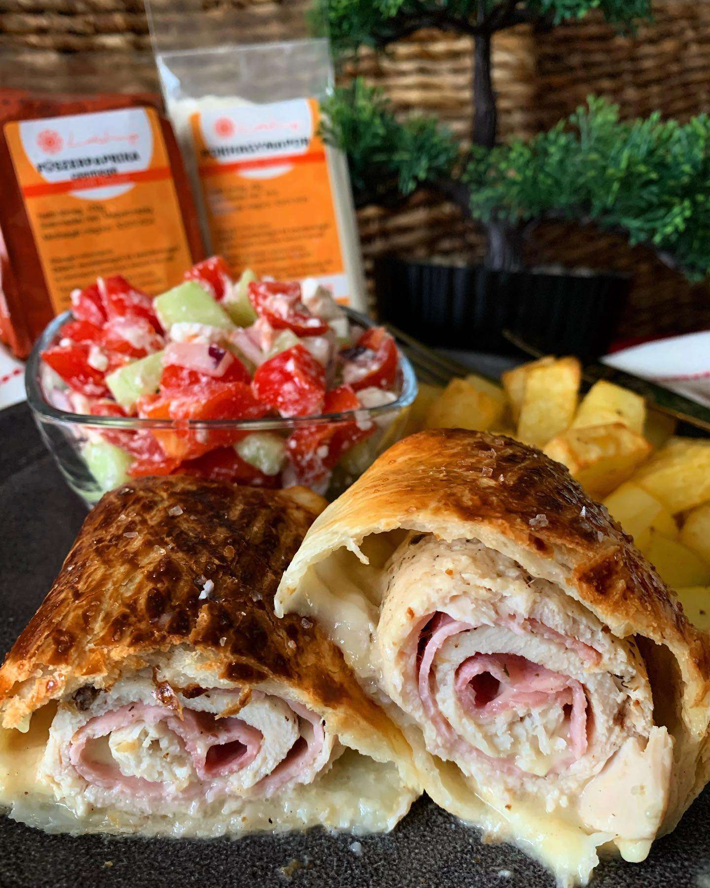 Új pulled pork pác ❤️ cheddar mártással került a hotdog kiflibe 🤩 Természetesen minden házi 🥰