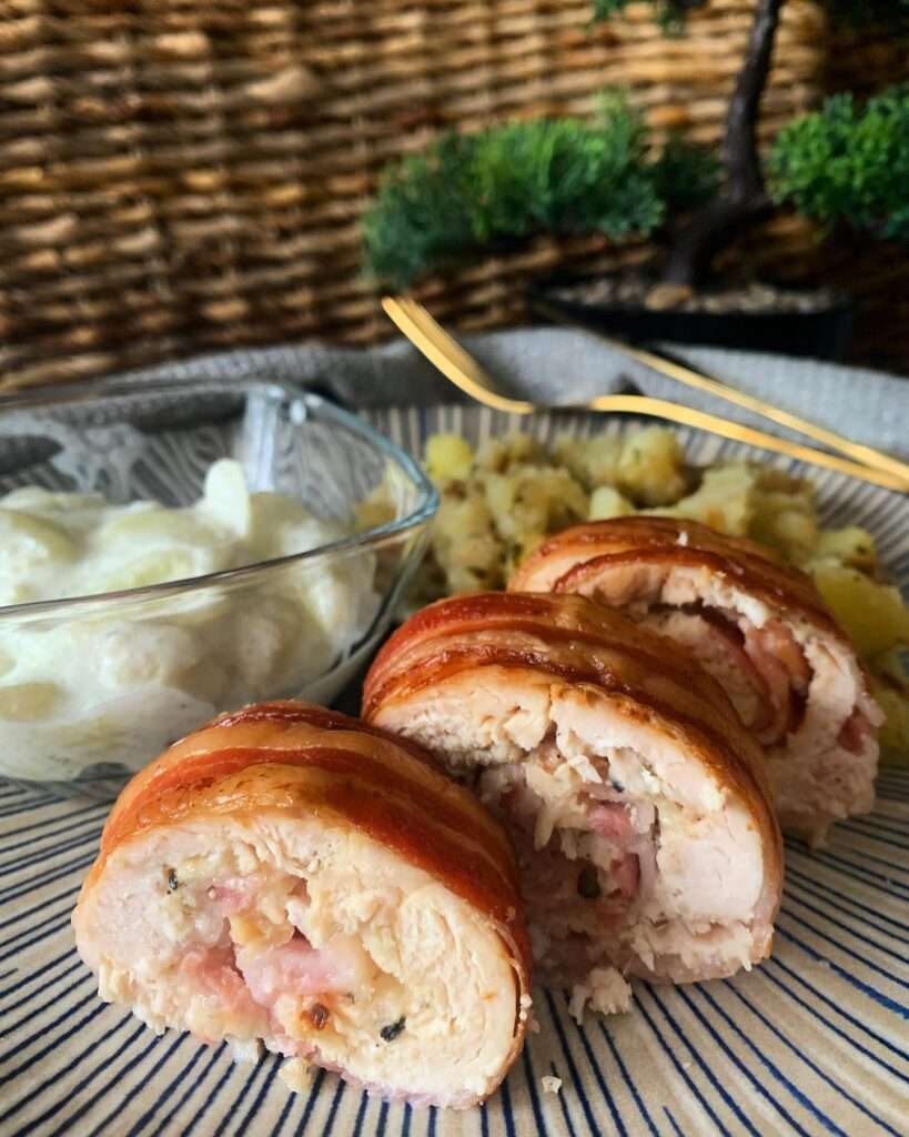 Baconos-juhtúrós csirkemell tekercs, hagymás krumplival, tejfölös uborkasalátával ❤️😋