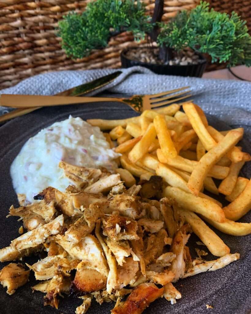 Ti hogy szeretitek a gyrost? Tàl vagy wrap? 😄 Nálunk bármelyik jöhet, főleg, ha ezzel a módszerrel készül, amivel igazi döner büfés gyros husit készíthetünk – köszi a tippet @juhaszvivienn ❤️
