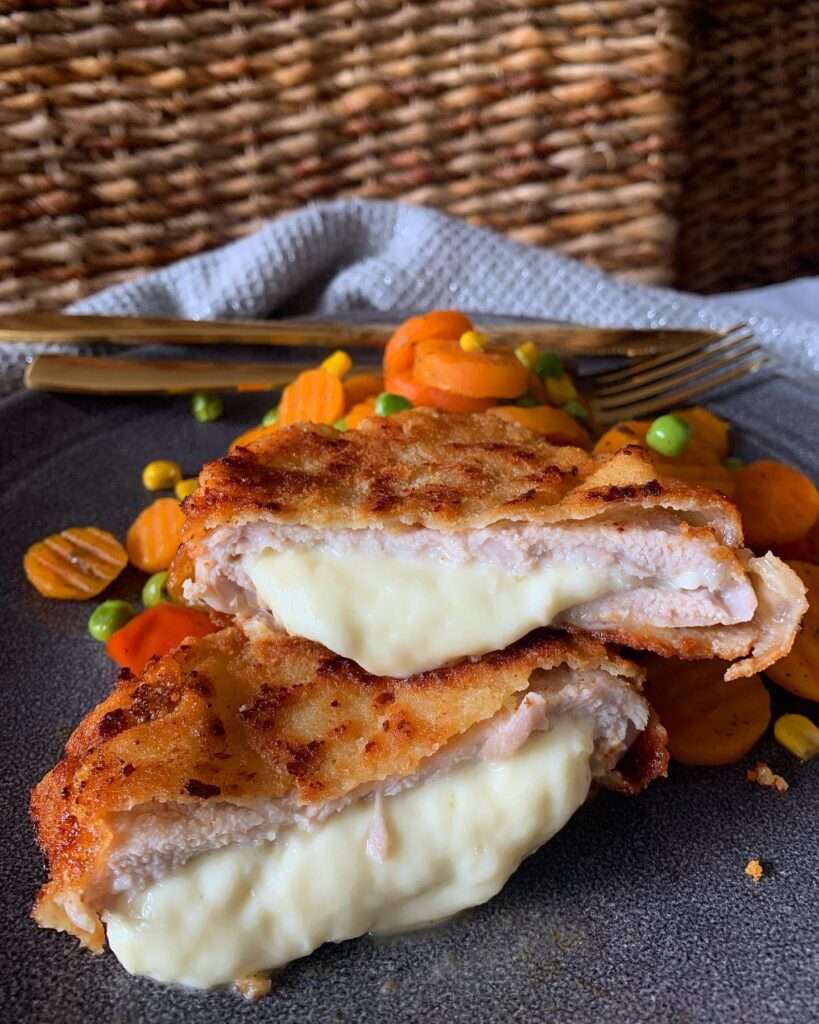 Jó sok sajttal töltött rántott husi, párolt zöldséggel 😍 Kell ennél jobb ebédre? 🥰