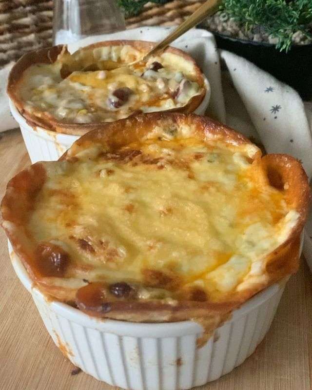 Jó sok sajttal töltött rántott husi, párolt zöldséggel 😍 Kell ennél jobb ebédre? 🥰