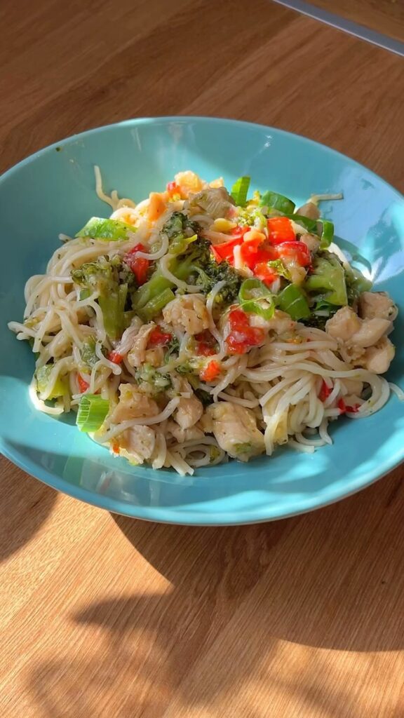 #ebéd #ebédötlet #lunch #lunchtime #lunchideas #mutimiteszel #mutimiteszel_fitt #healthylifestyle #healthyfood #healthyeating #healthyrecipes #easyrecipes #recipes #receptek #dinner #dinnerideas #food #foodporn #foodphotography #foodstagram #reels #reelsinstagram #recipes #easyrecipes #chinesefood #asianfood #trendingreels #mik #gasztro #pasta #noodles #veggies