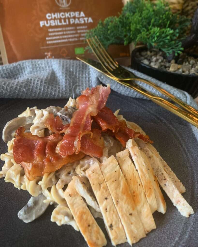 Krémes fehérboros-gombás fusilli grillcsirkével bacon chipssel 🤩❤️