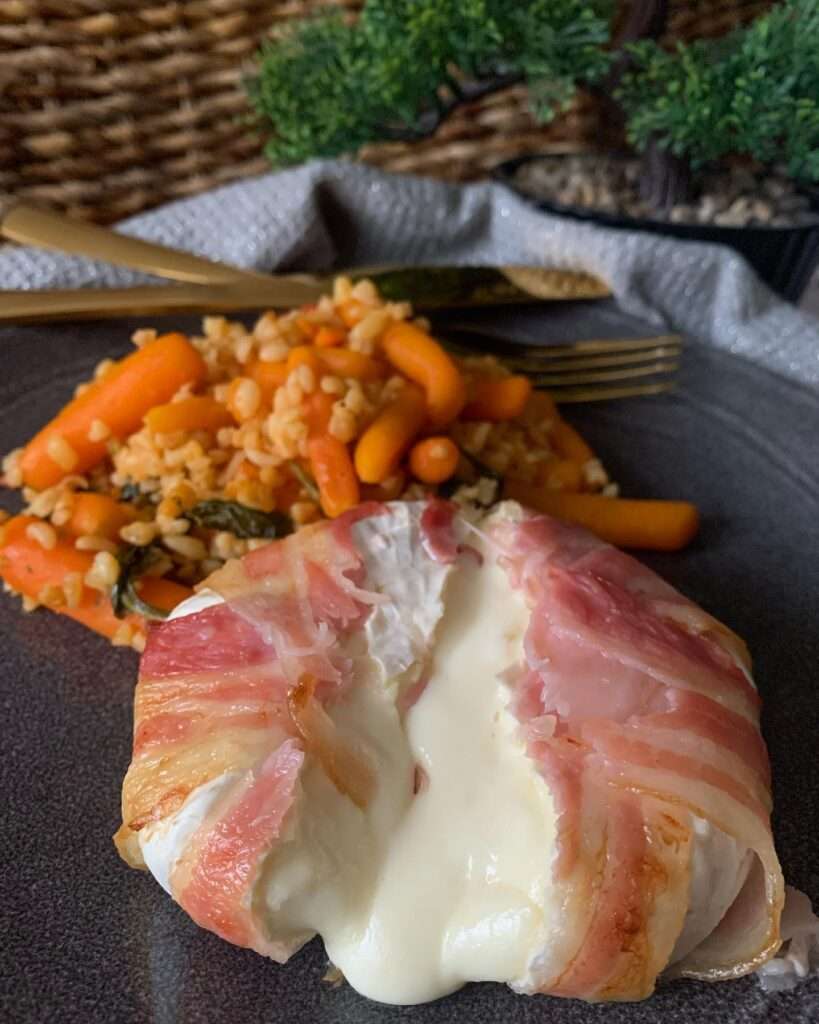 Baconben sült camembert zöldséges bulgurral 😍❤️