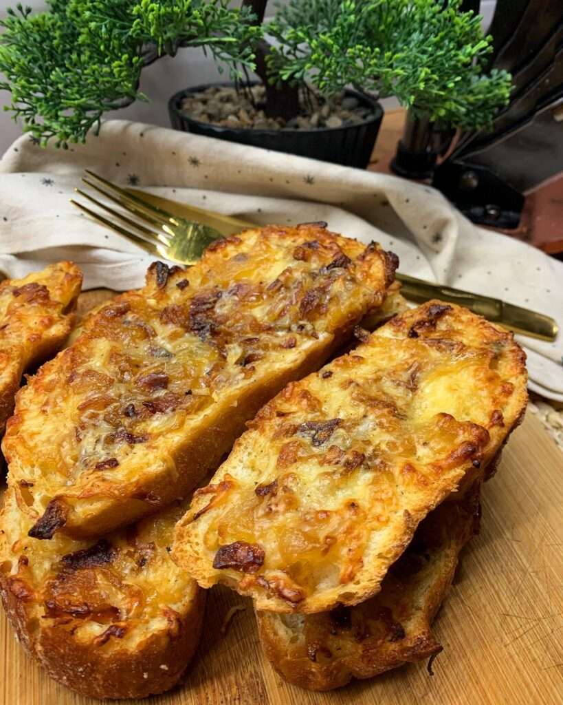 A francia hagyma leves után elkészítettem, annak a meleg szendvics verzióját 😍🧅🧀🥖