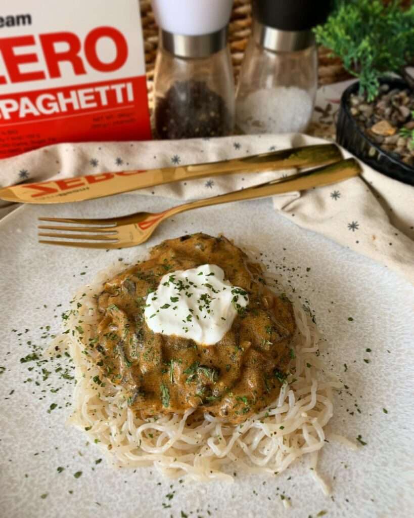 Mikor először megláttam, nem hittem a szememnek, szénhidrátmentes tészta?! 🫢 És igen, a konjac tészta szinte kalóriamentes – mindössze 7 kcal- valamint gluténérzékenyek is fogyaszthatják. Szuperül működik egy mártással, nálam tejfölös gombapaprikás került rá.