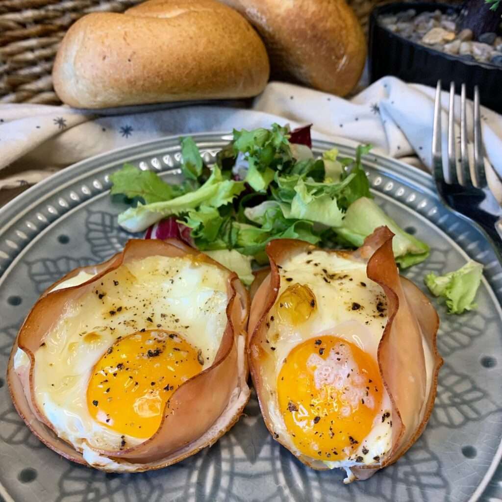 Vasárnap reggelire egy kis ham&eggs? 😋 Ebben a verzióban sokkal látványosabb 🤩 Mindössze három hozzávaló tojás, sonka, sajt 😘