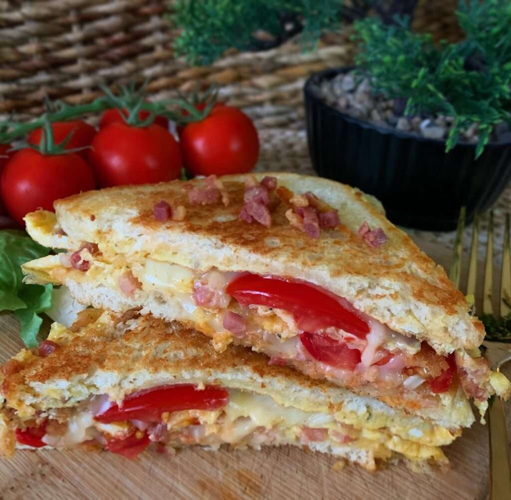 Baconos-sajtos-paradicsomos reggeli szendvics 🥪🍅🧀🥓