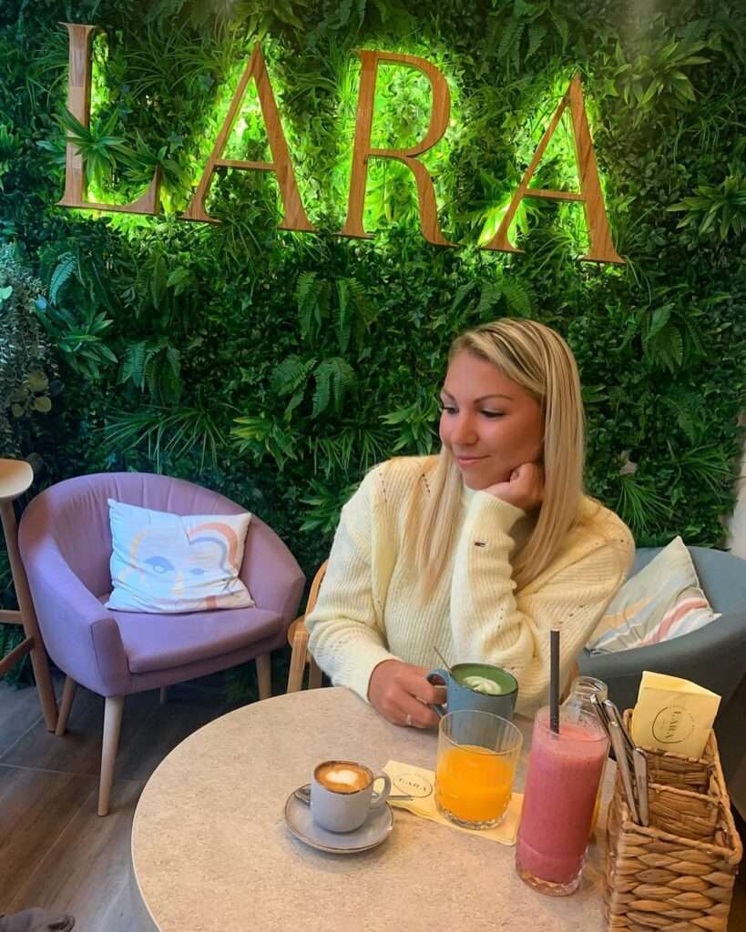 Ha vasárnap akkor brunch, bár igazából minden napot különlegessé tehetünk vele 😍 Én szinte bármikor kapható vagyok egy egg benedict-re, a férjem pedig egy angol reggelire. A @lara.cafe.budapest -ban mindkettőt istenien készítik és még a kisfiunk is el tudott kísérni minket ❤️ Szuper hangulatos környezetben, a város szívében randizhattunk két friss kávé és smoothie mellett.