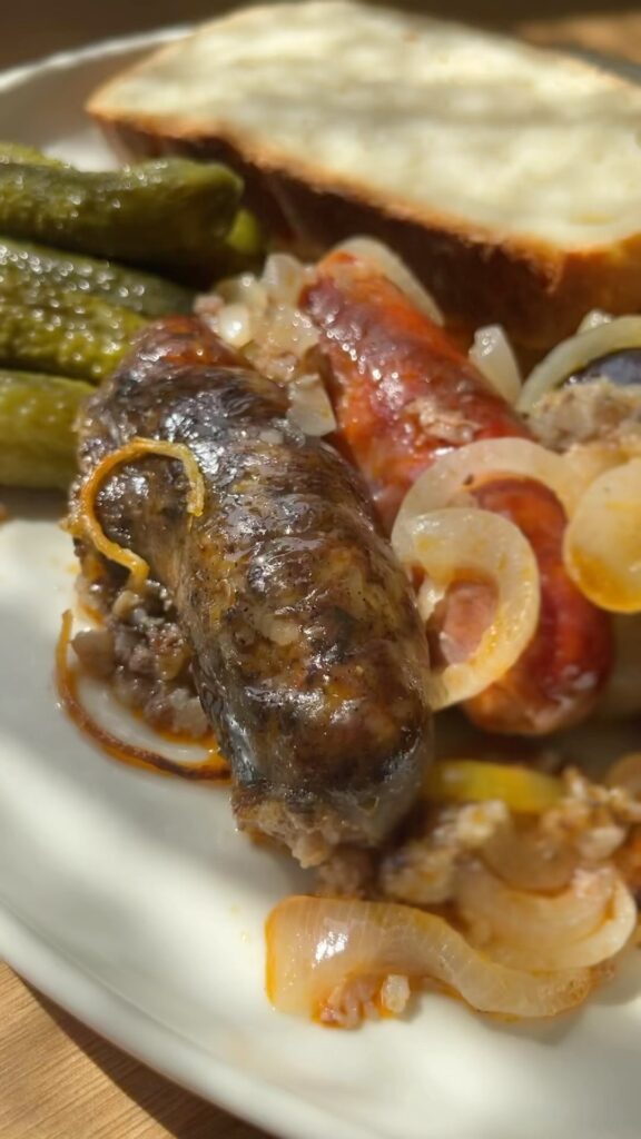 Sörös hagymaágyon sült hurka es kolbász savanyúval és friss házi kenyérrel