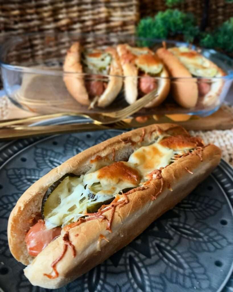 Sütőben sült hotdog, olvadozó sajttal, uborkával és pirított hagymával 🤤❤️