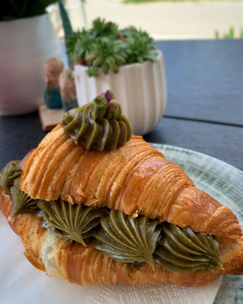 Ti is imádjátok a pisztáciát? 🤩 Ezt az isteni pisztáciás croissantot a @buborekcsopak -ban ettem és szinte minden nap tudnék ilyen finomságot enni a kávém mellé 😍 Biciklizés után ki is érdemeltem 😜🚴‍♀️