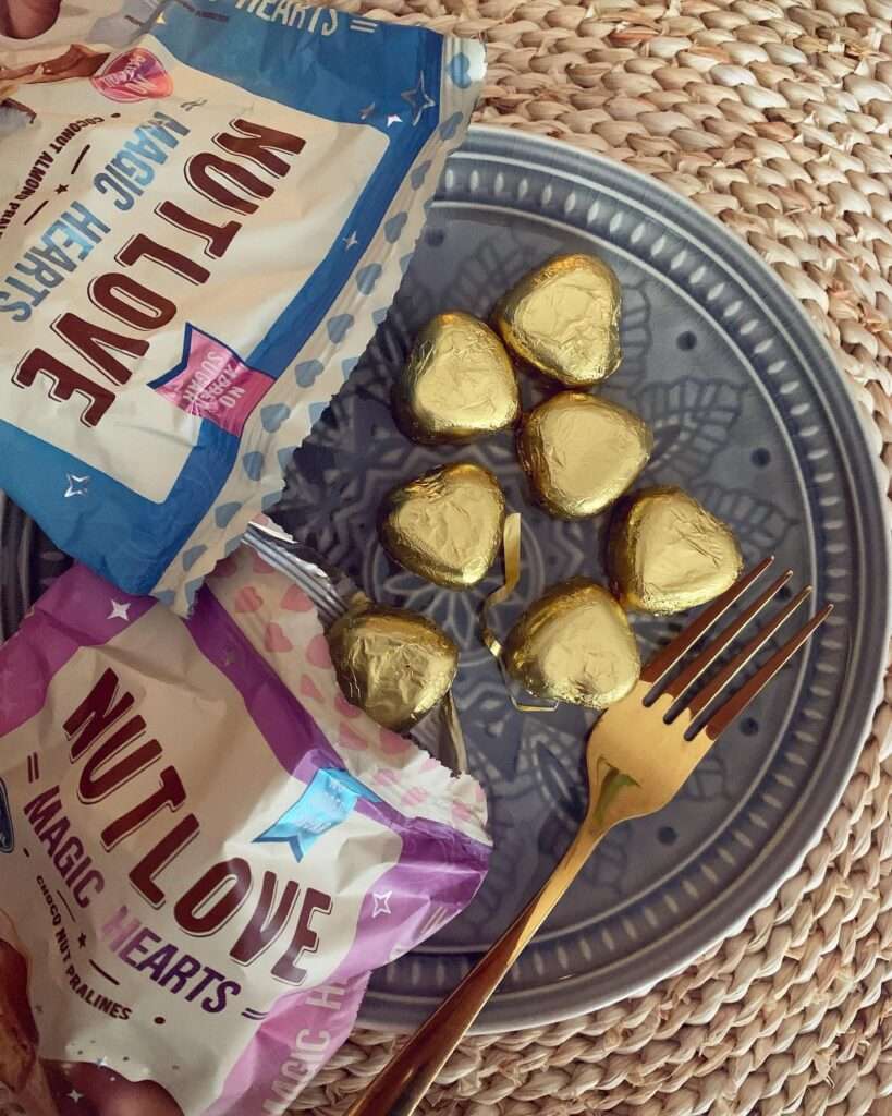 Ti is szeretitek a bonbonokat? 😍 Közben persze odafigyelnétek az alakotokra? 💪🏻 Akkor az új Nutlove Magic Hearts-ot nektek találták ki 😍 Kétféle ízben csábítanak: kókusz és mandula 😍