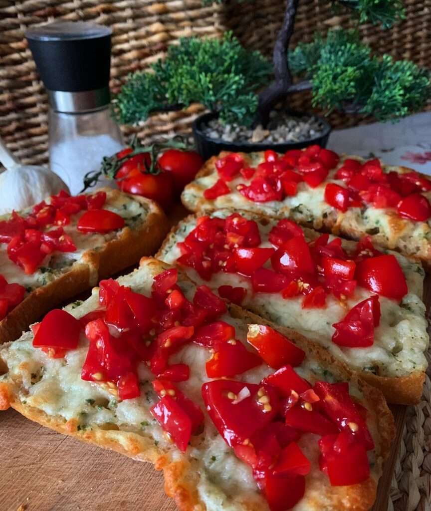 Sült fokhagymás sajtos baguette, paradicsomraguval 🧀🥖🧄🍅