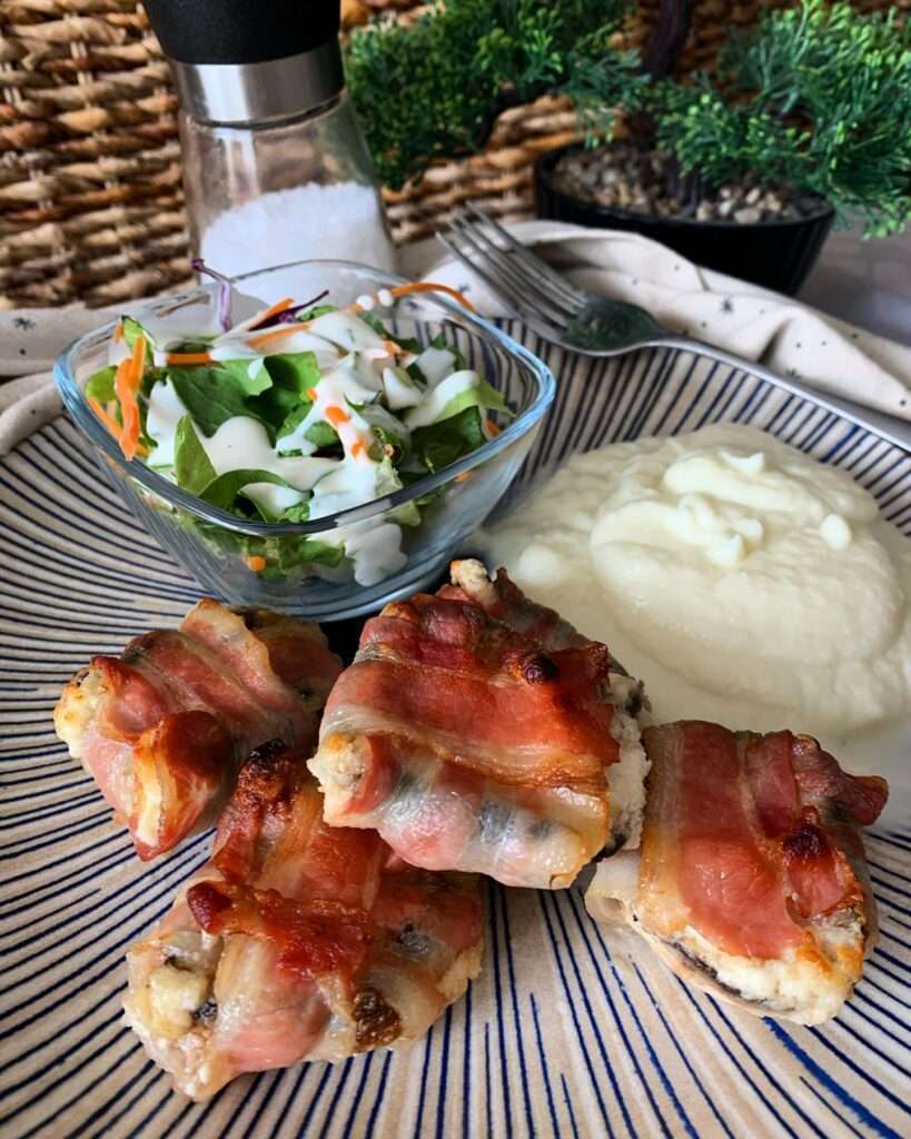 Juhtúróval töltött gombafejek baconbe tekerve, karfiolpürével és salátával 🥓🍄😋❤️