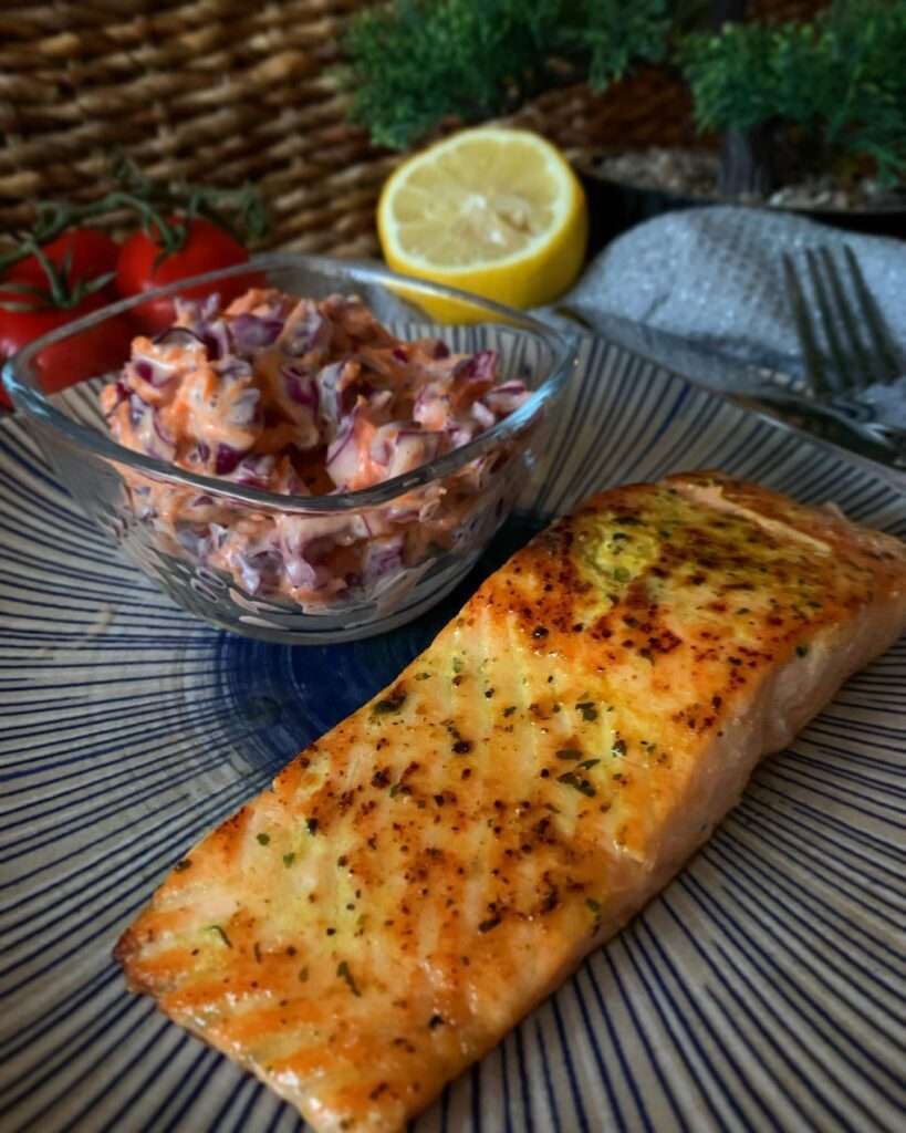 Egészséges #vacsoraötlet 🐟 Citromos-fokhagymás lazac, káposzta salival ❤️😋