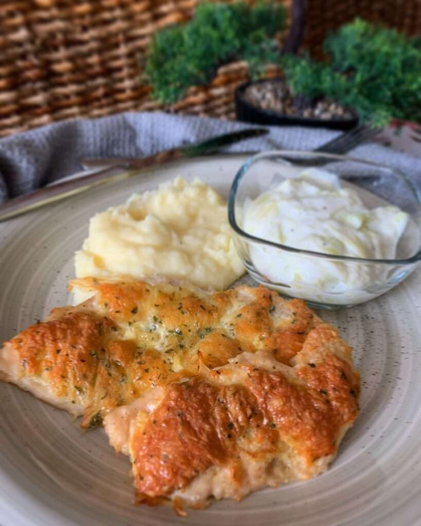 Sajtos-petrezselymes csirkemell, krumplipüré, tejfölös uborkasaláta 😍