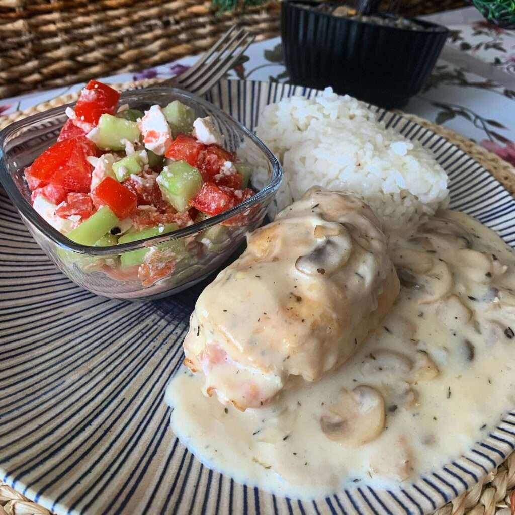 “Cordon Bleu” gombás mártással, rizzsel és görög salival 😋❤️