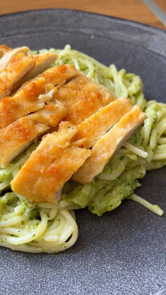Parmezános csirke krémes brokkolis tésztával, isteni és gyors ebéd a meleg napokra ❤️