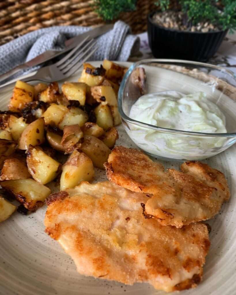 Omlós parmezános csirkemell, újkrumplival és tejfölös uborkasalátával 🥒🍗🍟