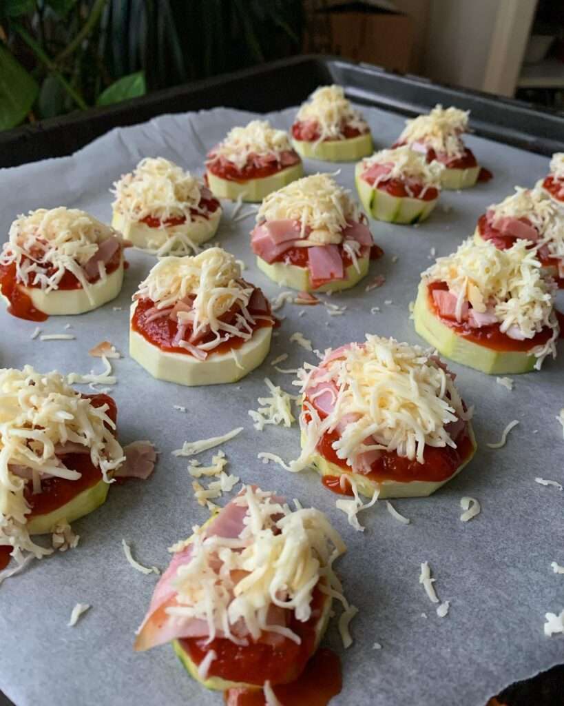Egyszerű pizzás cukkini falatok 🥒🍕🥓🧀🍅
