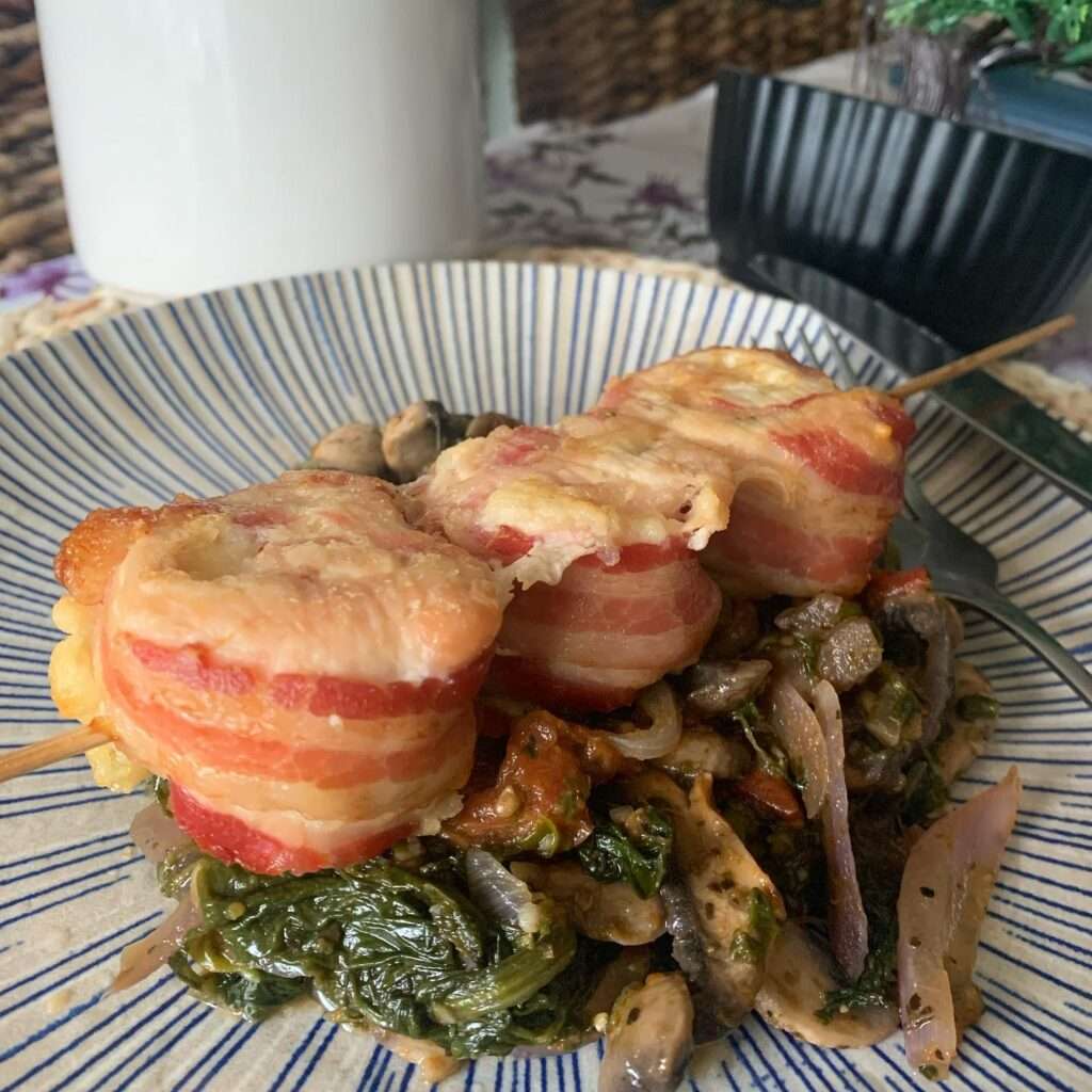 Juhtúrós-baconos csirkenyárs egy igazán extra körettel 😋